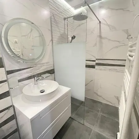 Elegance Estate - Free Parking Apartmán